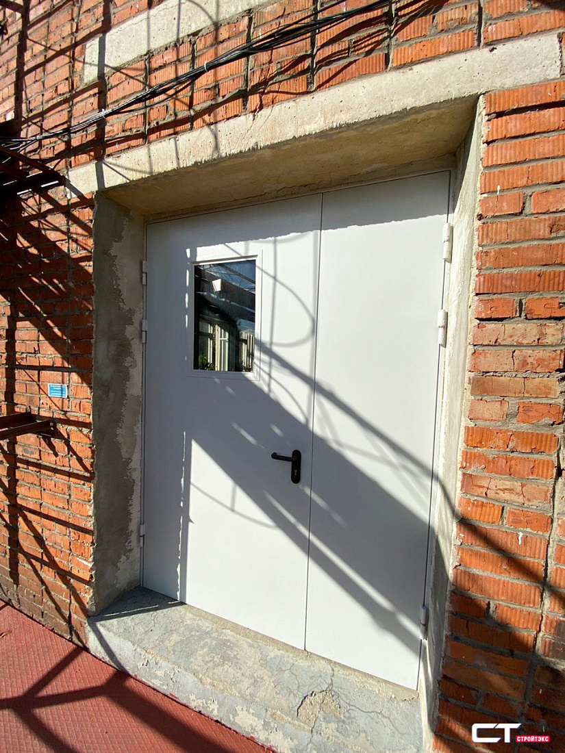 Дверь двупольная металлическая с накладкой из нержавеющей стали и остеклением 300х400